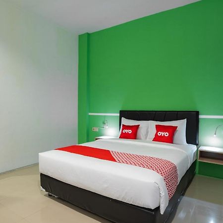 Oyo Flagship 1575 Urban 18 Hotel Surabaya Ngoại thất bức ảnh