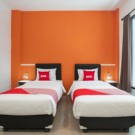Oyo Flagship 1575 Urban 18 Hotel Surabaya Ngoại thất bức ảnh
