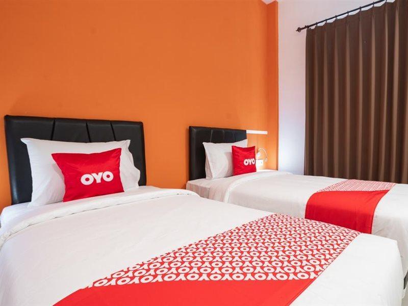Oyo Flagship 1575 Urban 18 Hotel Surabaya Ngoại thất bức ảnh