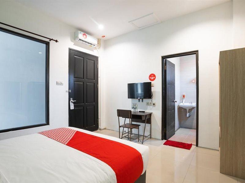 Oyo Flagship 1575 Urban 18 Hotel Surabaya Ngoại thất bức ảnh