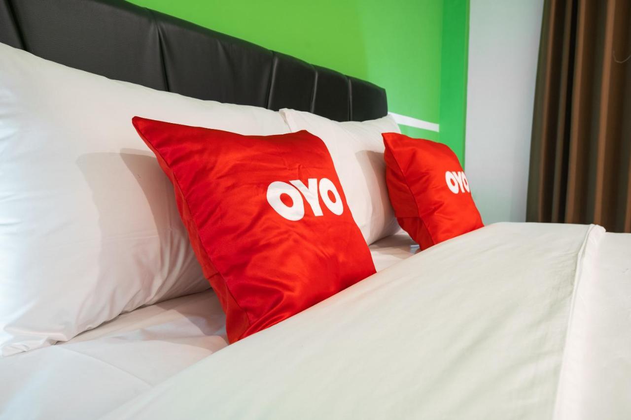 Oyo Flagship 1575 Urban 18 Hotel Surabaya Ngoại thất bức ảnh