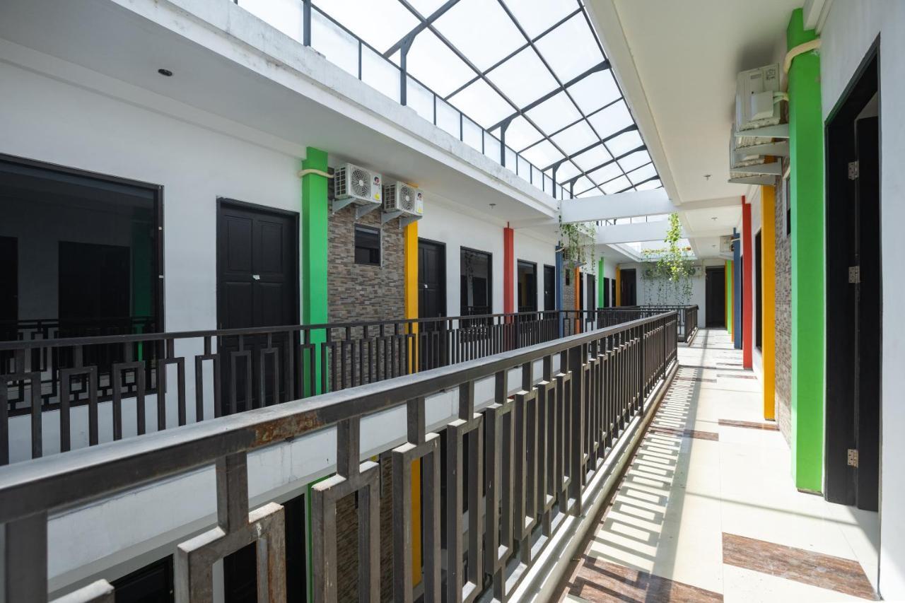 Oyo Flagship 1575 Urban 18 Hotel Surabaya Ngoại thất bức ảnh
