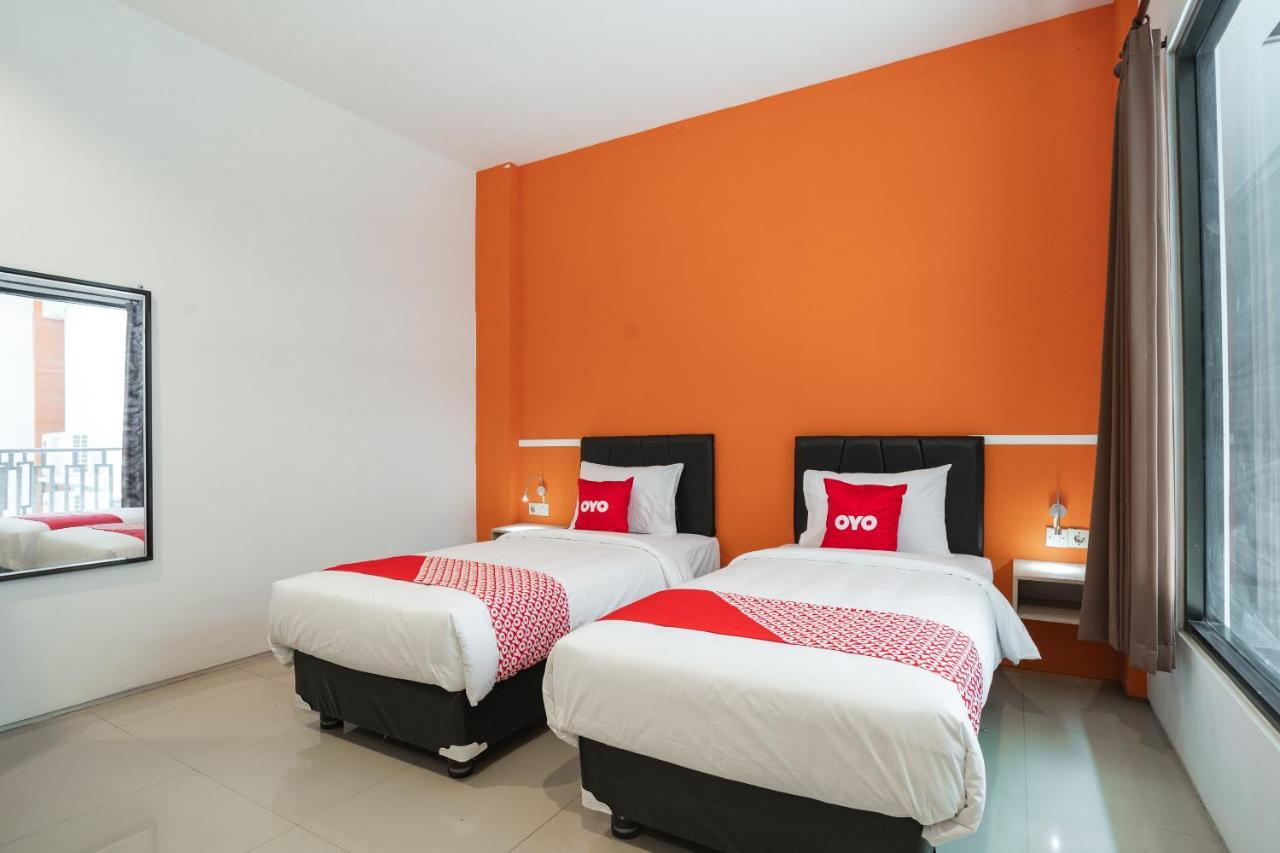 Oyo Flagship 1575 Urban 18 Hotel Surabaya Ngoại thất bức ảnh
