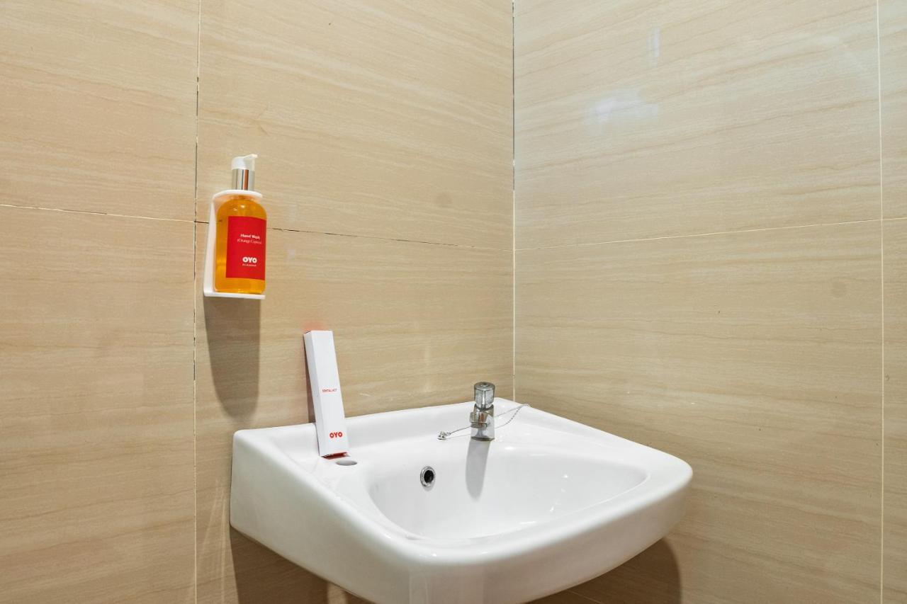 Oyo Flagship 1575 Urban 18 Hotel Surabaya Ngoại thất bức ảnh