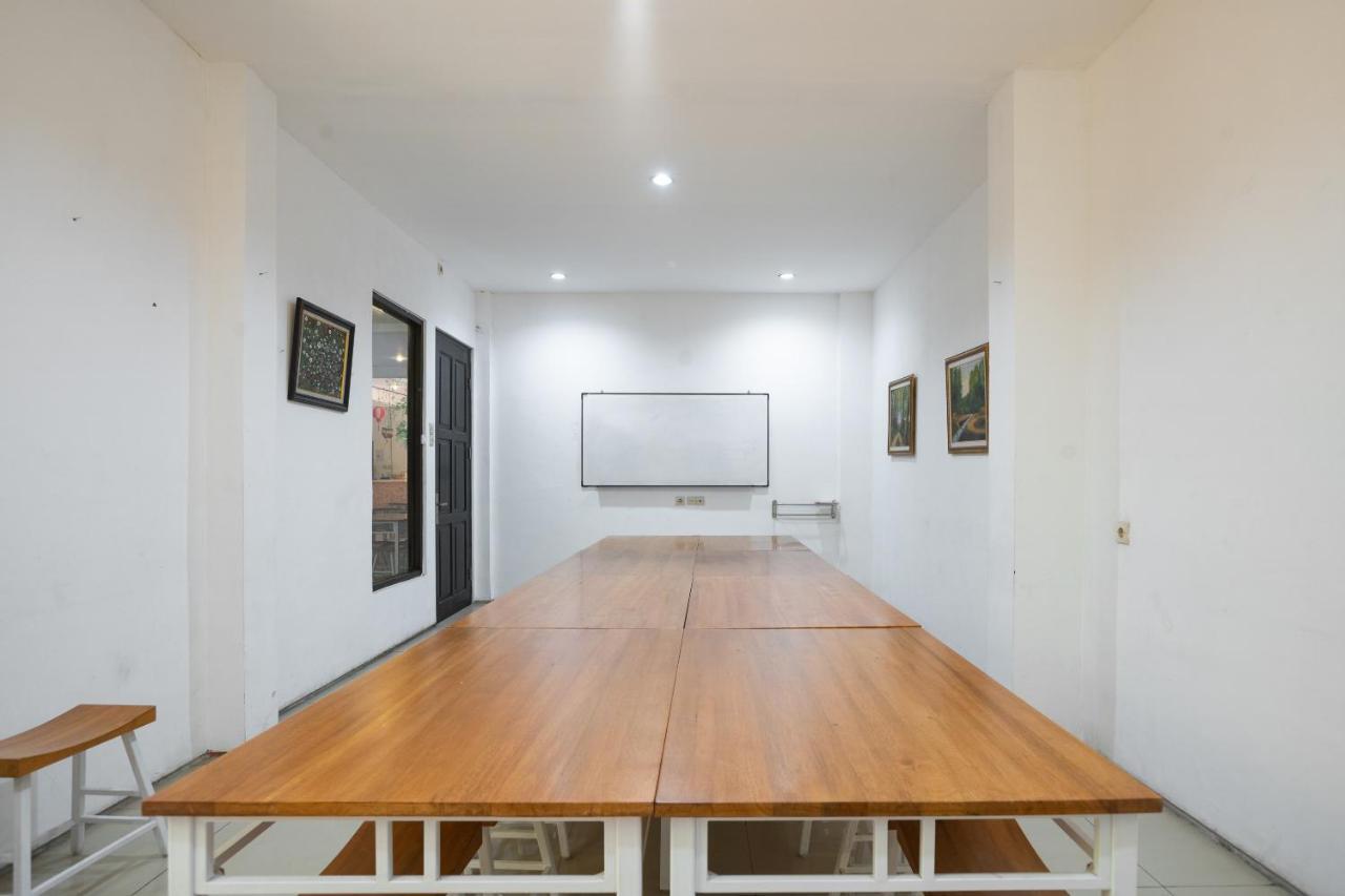 Oyo Flagship 1575 Urban 18 Hotel Surabaya Ngoại thất bức ảnh