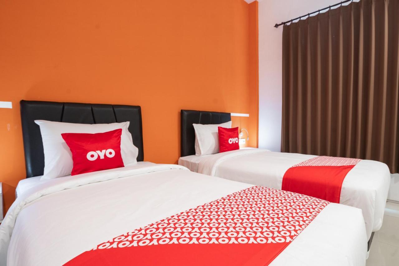 Oyo Flagship 1575 Urban 18 Hotel Surabaya Ngoại thất bức ảnh