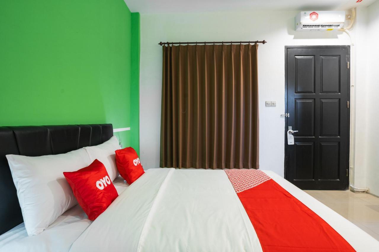Oyo Flagship 1575 Urban 18 Hotel Surabaya Ngoại thất bức ảnh